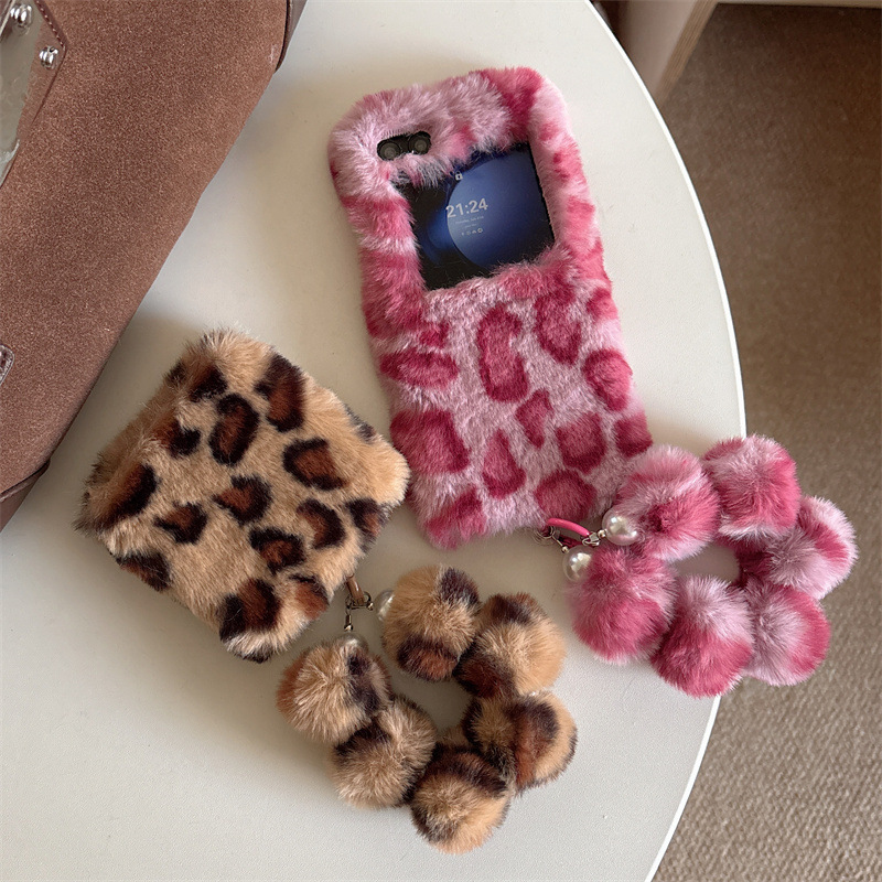 Phone Cases With Loop - เคสโทรศัพท์ลายเสือดาวแฟชั่น สายคล้องข้อมือขนปุย สำหรับ Samsung Galaxy Z